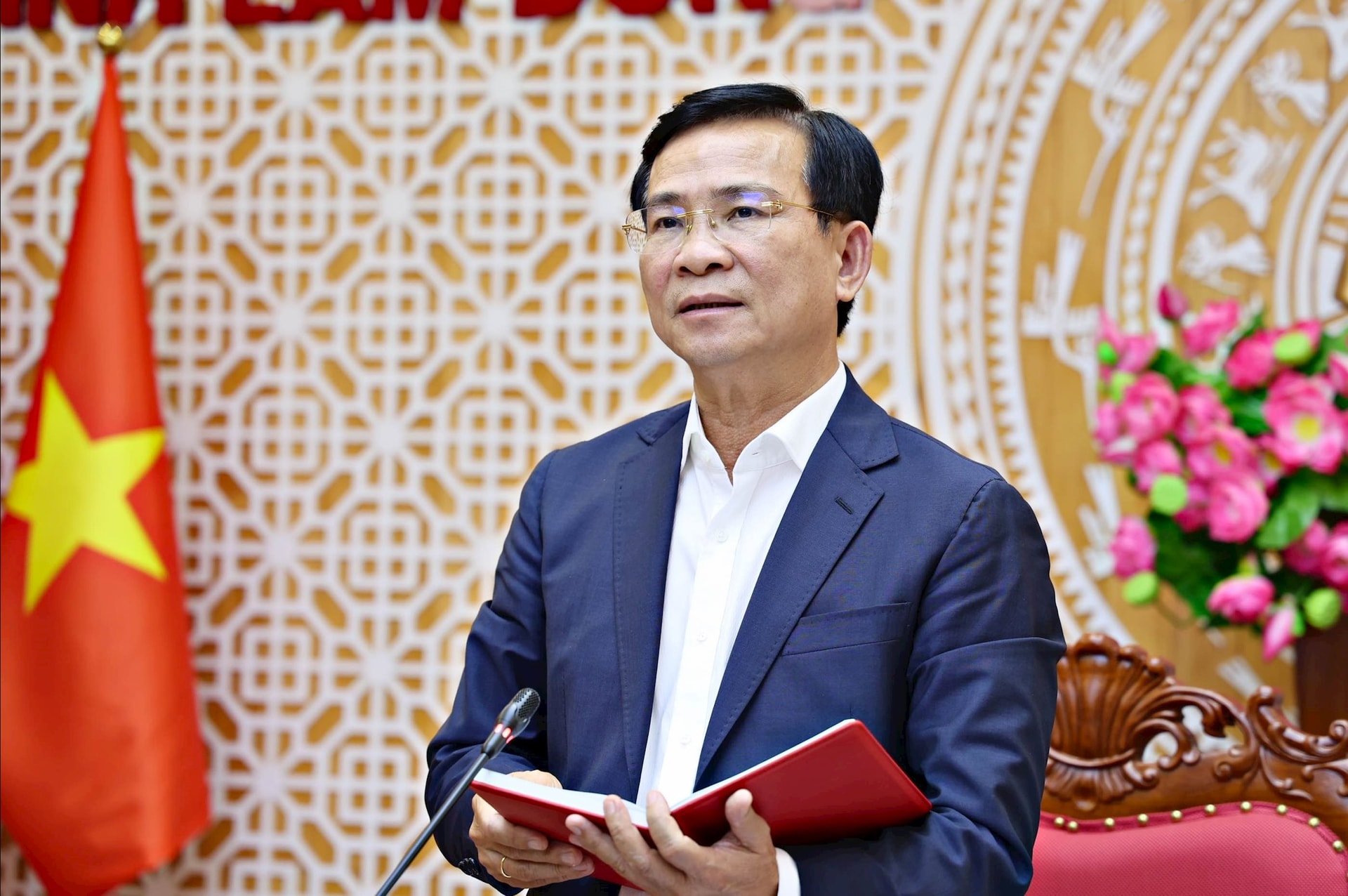 អនុលេខាគណៈកម្មាធិការបក្សខេត្ត ប្រធានគណៈកម្មាធិការប្រជាជនខេត្ត លោក Ho Van Muoi ថ្លែងសុន្ទរកថាបិទសន្និបាត។