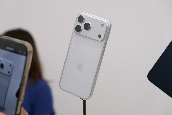 Apple Parkでの発表イベントで発表されたシルバーのiPhone 17 Pro Max。写真：Tuan Hung