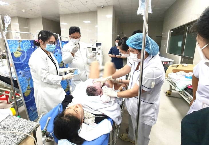 Hai bệnh viện ở Đồng Tháp phối hợp cứu sản phụ bị vỡ ối giữa đường lúc rạng sáng - Ảnh 1.