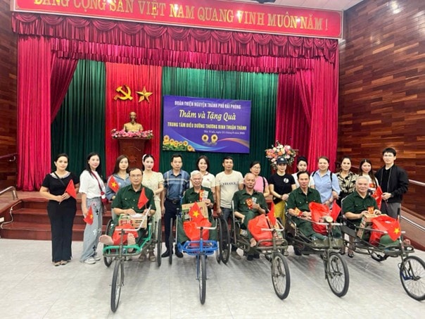 Đoàn thiện nguyện Hải Phòng thăm, tặng quà tại Trung tâm Điều dưỡng thương binh Thuận Thành