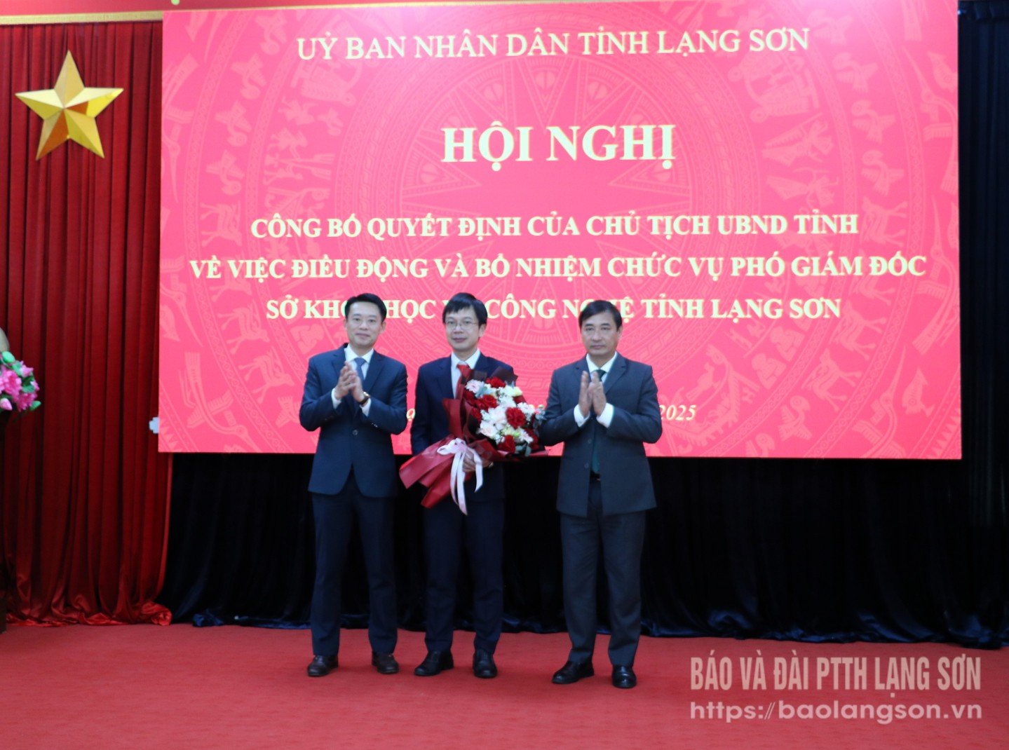 Ban giám đốc Sở Khoa học và Công nghệ tặng hoa chúc mừng đồng chí 