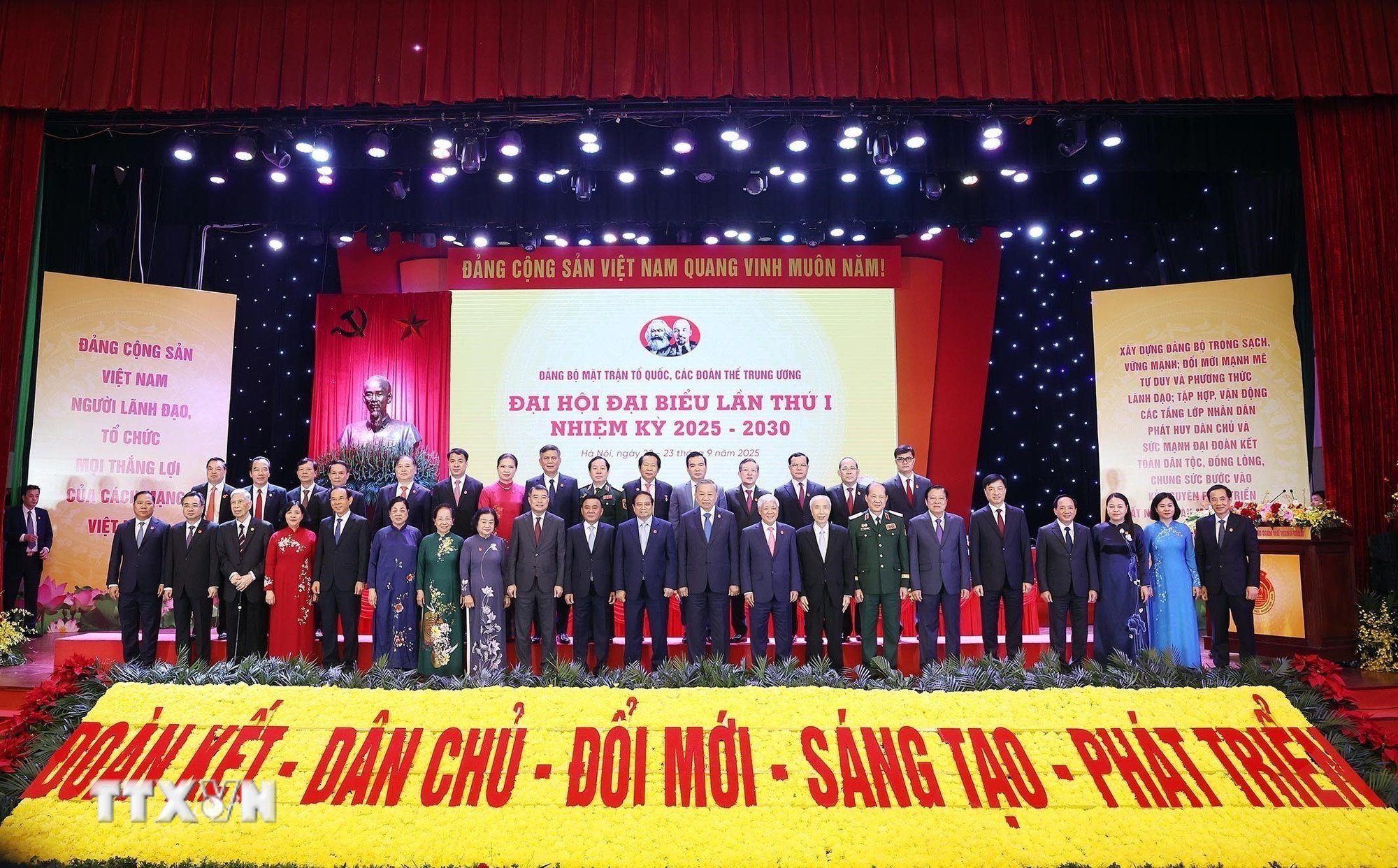ttxvn-tong-bi-thu-to-lam-mat-tran5.jpg