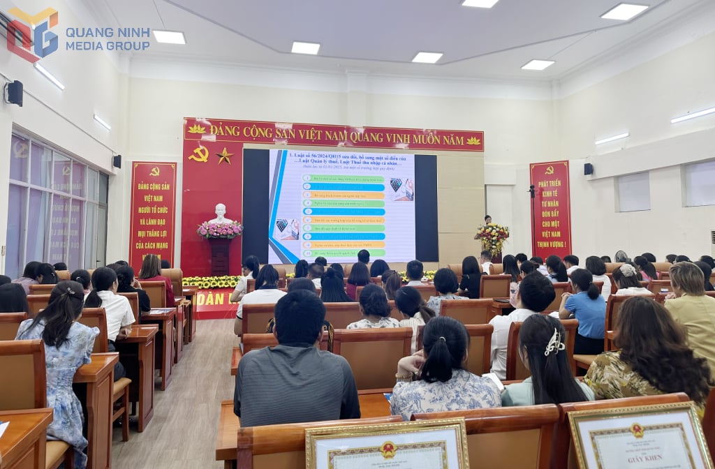 Cán bộ Thuế Cơ sở 1 tỉnh Quảng Ninh phổ biến một số quy định mới.