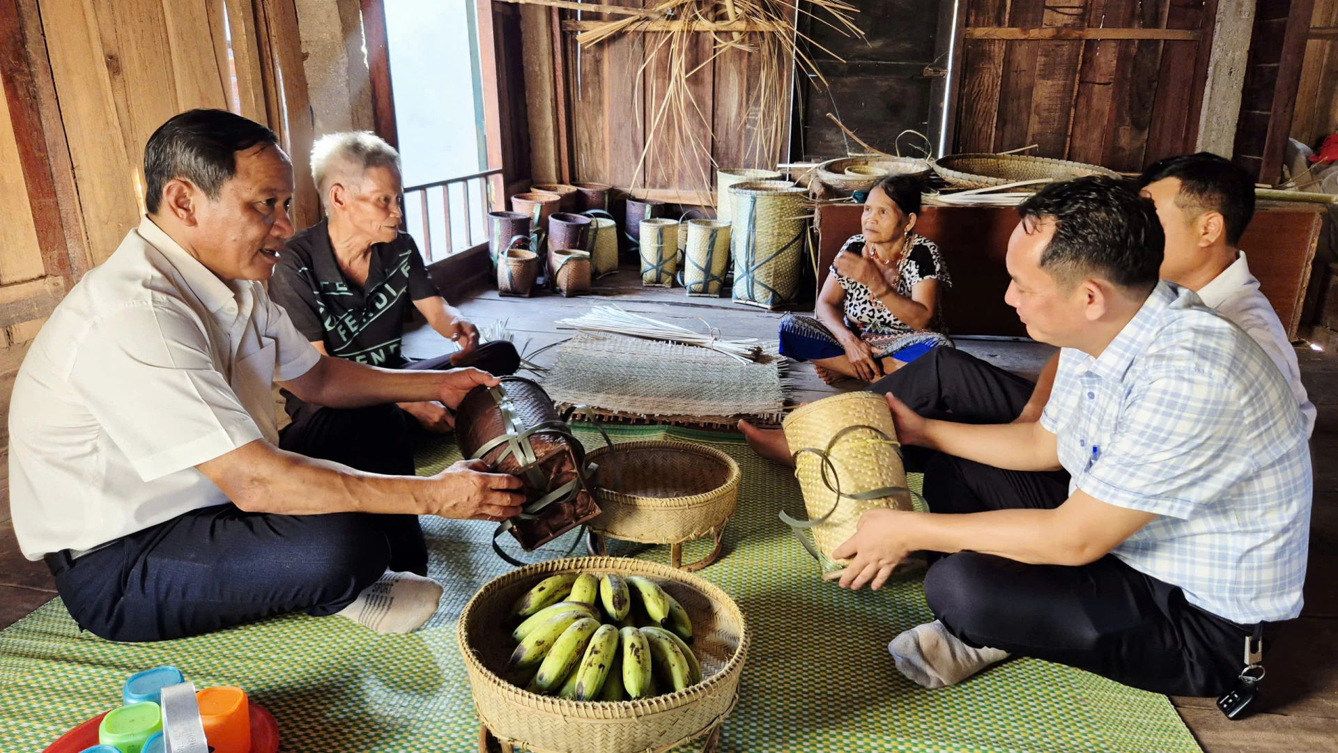 ថ្នាក់ដឹកនាំឃុំលាវ ចុះសួរសុខទុក្ខ និងលើកទឹកចិត្តដល់សិប្បករតម្បាញ Con Thuy - រូបថត៖ K.S