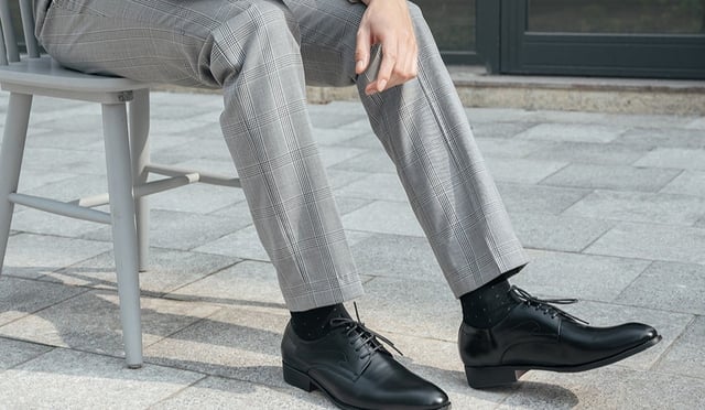 Mặc quần âu đi với giày gì? - Ảnh 1.