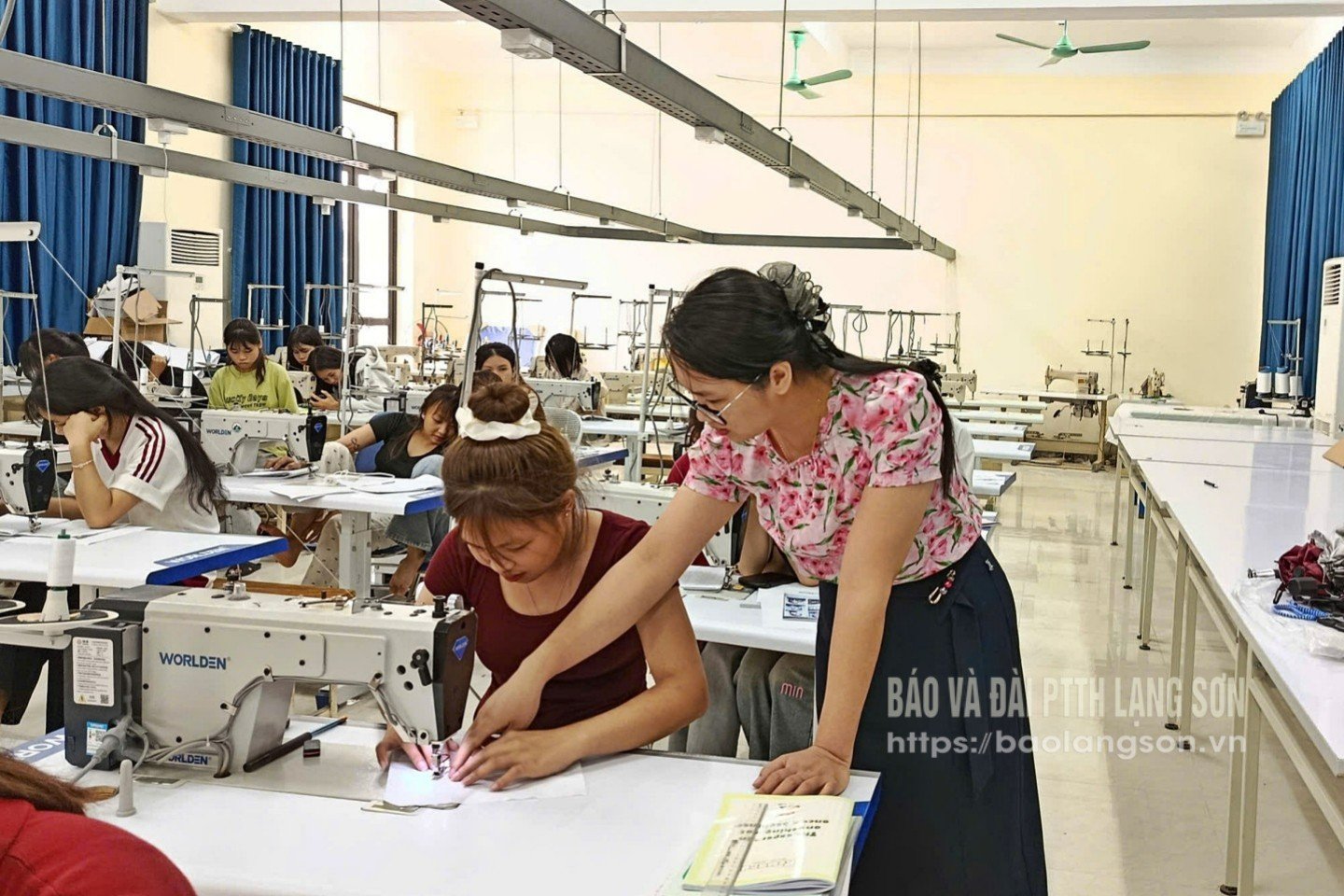 លោកគ្រូ អ្នកគ្រូ នៃ មហាវិទ្យាល័យ វិជ្ជាជីវៈ ឡាង សឺន ណែនាំ សិស្សានុសិស្ស អំពី ប្រតិបត្តិការ កាត់ដេរ មូលដ្ឋាន នៅ មហាវិទ្យាល័យ វិជ្ជាជីវៈ ឡាង សឺន (មុនពេល ច្របាច់បញ្ចូលគ្នា)