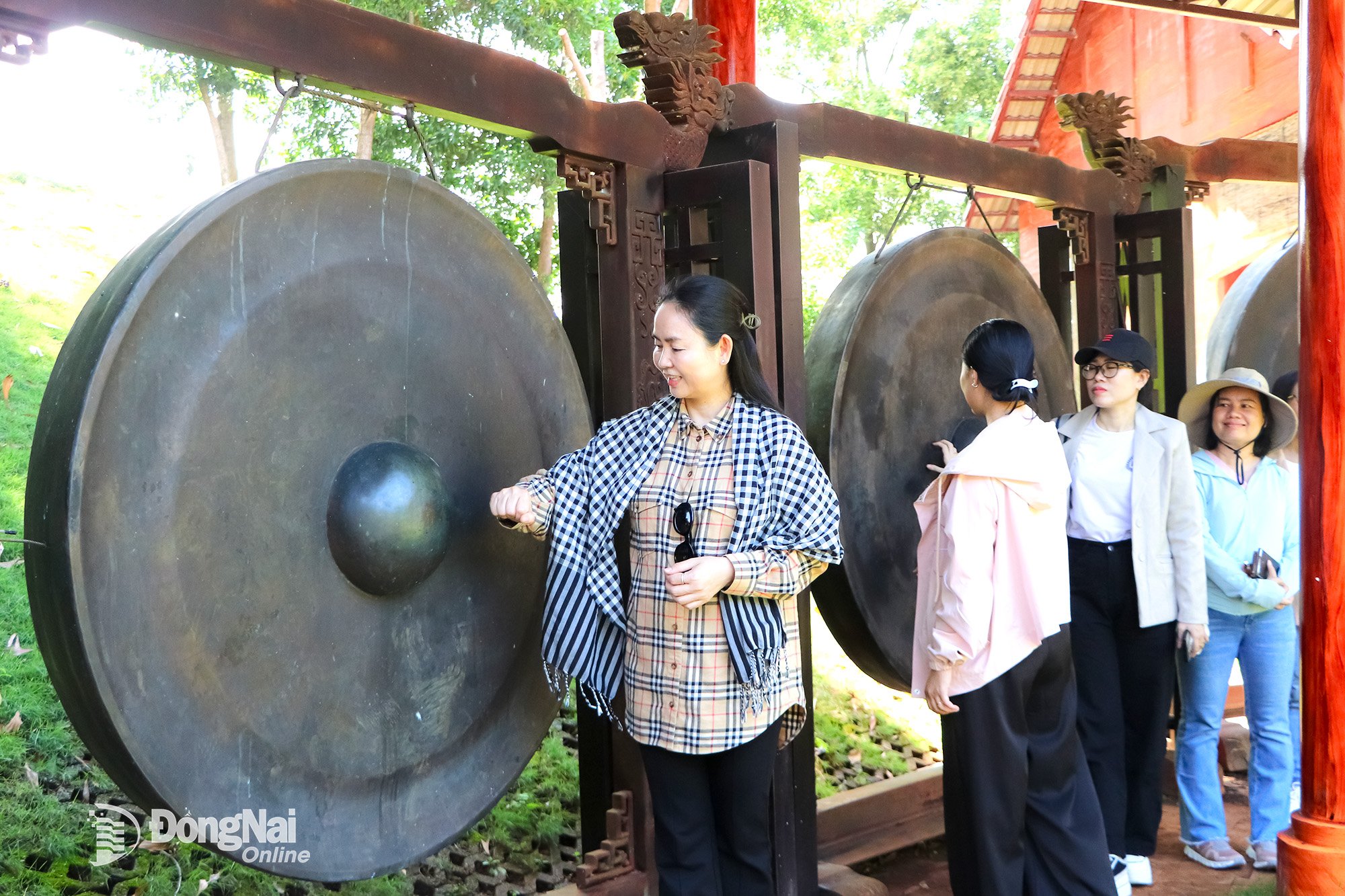 ភ្ញៀវ​ទេសចរ​ចូល​រួម​ទស្សនា​ការ​វាយ​គង​នៅ​តំបន់​អភិរក្ស​វប្បធម៌​ជនជាតិ​ដើម​ភាគ​តិច​ស្ទៀង ក្នុង​ឃុំ​បុស្បូវ។