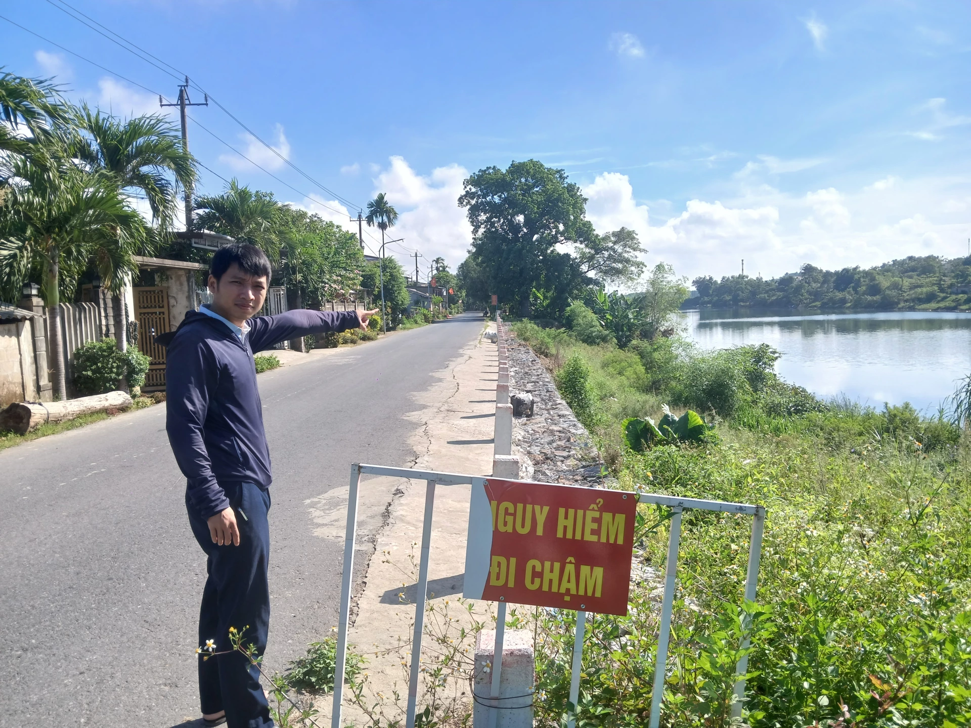 ផ្លូវ​ត្រូវ​បាន​សម្គាល់​ដោយ​សញ្ញា​ព្រមាន​ពេញ​មួយ​ឆ្នាំ​ថា 