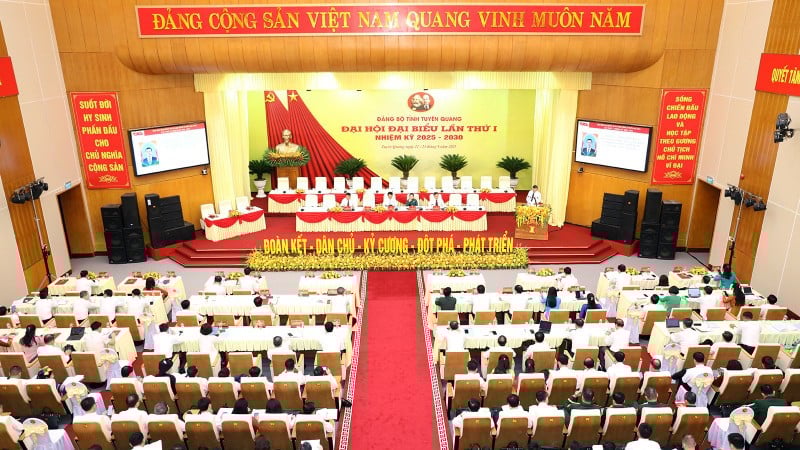 Toàn cảnh phiên trù bị Đại hội đại biểu Đảng bộ tỉnh Tuyên Quang lần thứ I.