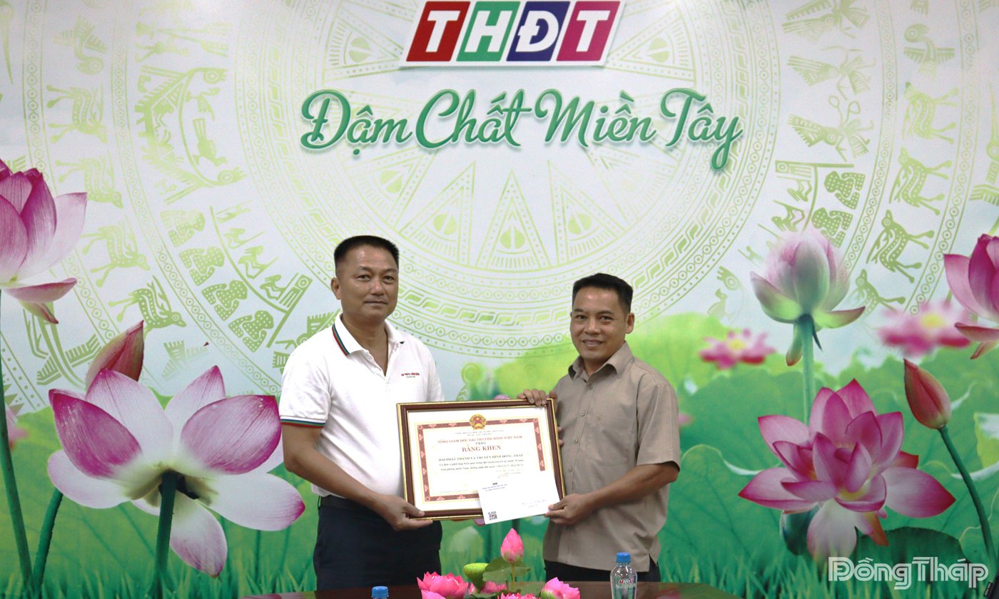 កាសែត និងទូរទស្សន៍ ដុងថាប ទទួលបានវិញ្ញាបនបត្រនៃសគុណចំពោះការរួមចំណែករបស់ពួកគេក្នុងការគាំទ្រការផ្សាយព្រឹត្តិការណ៍ដ៏អស្ចារ្យរបស់ប្រទេស។jpg