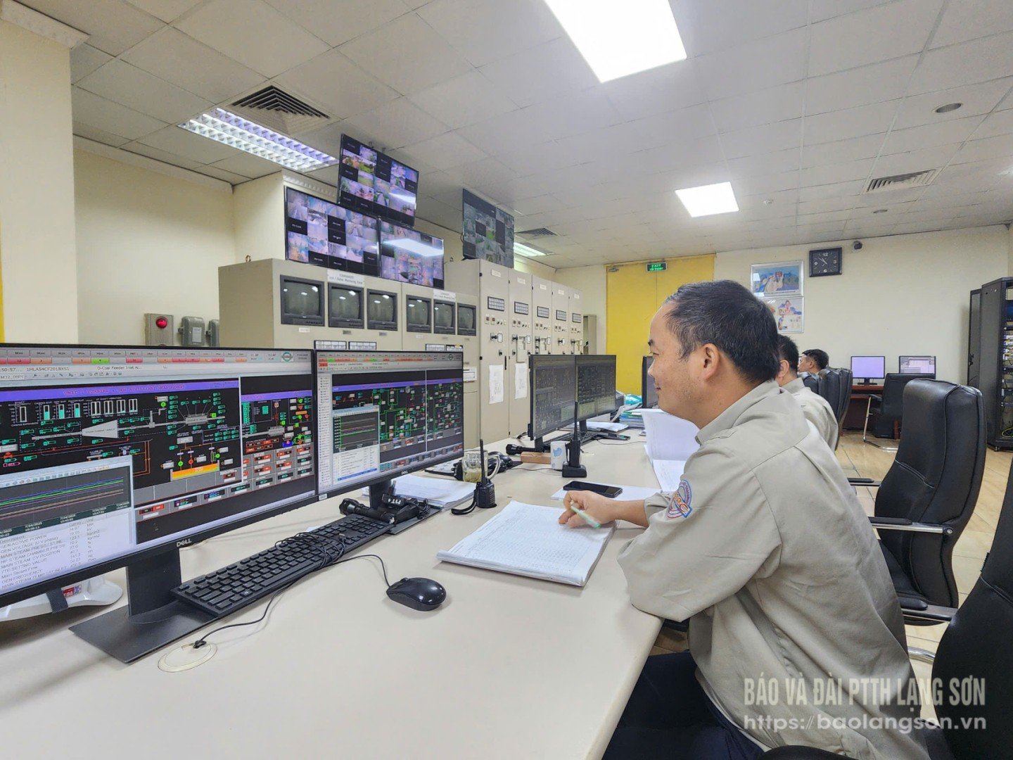 បុគ្គលិកក្រុមហ៊ុន Na Duong Thermal Power Company - TKV ដំណើរការប្រព័ន្ធត្រួតពិនិត្យពីចម្ងាយ