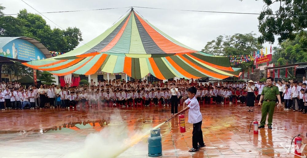 សិស្ស​អនុវិទ្យាល័យ តាន់ គីម អនុវត្ត​ការ​ប្រើប្រាស់​បំពង់​ពន្លត់​អគ្គីភ័យ។