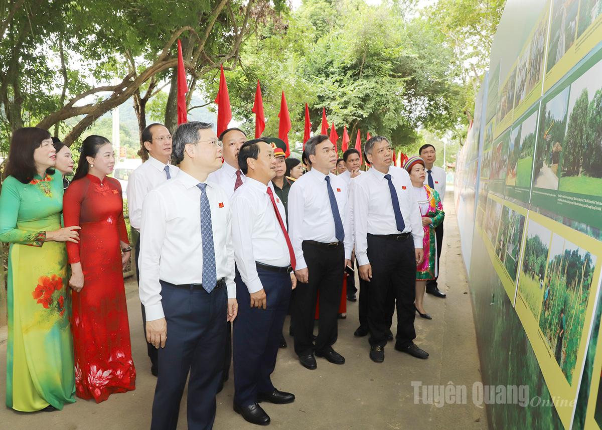 省党委員会常務委員と省党委員会常務委員が、タン・チャオ国立特別遺跡で行われた省の社会経済発展の成果展を視察した。写真：ヴァン・ギ