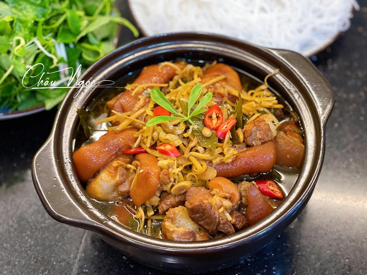 ក្បាច់​វៀតណាម​កណ្តាល​ប្រឡាក់​ជើង​ជ្រូក​ជាមួយ​សាច់​ឆ្កែ​ក្លែងក្លាយ Chau Ngoc.png