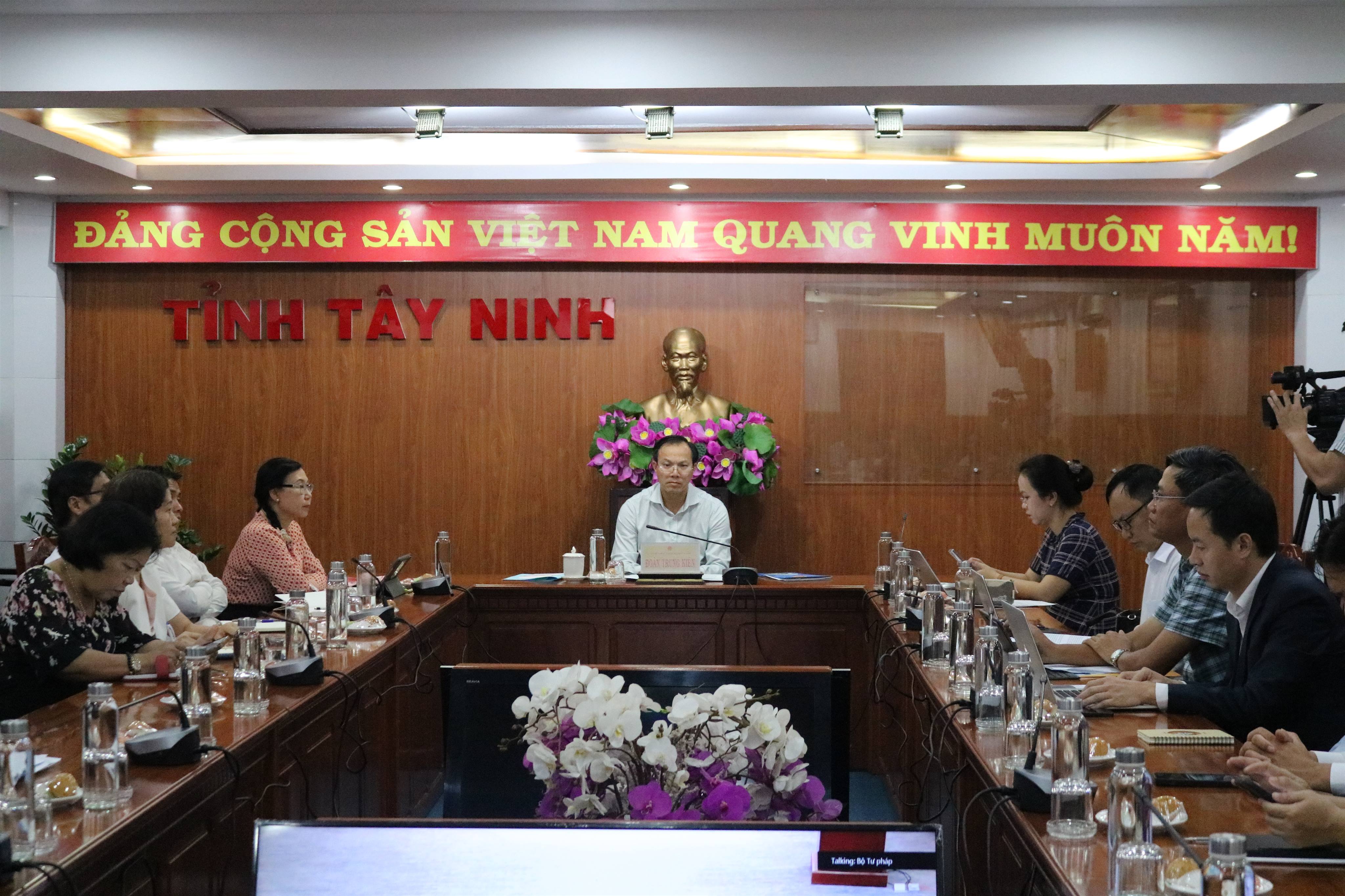 អង់គ្លេស៖ ព័ត៌មាន