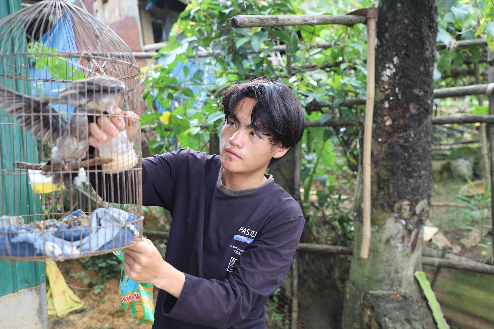 នៅអាយុ 15 ឆ្នាំ កំណើតរបស់ ហង្ស អាថូ មិនទាន់បានចុះឈ្មោះនៅឡើយ ដូច្នេះគាត់មិនអាចទៅរៀនបានទេ។