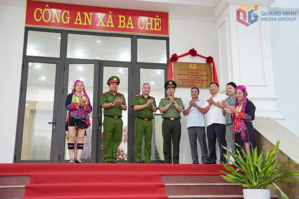 ពិធី​បំពាក់​គ្រឿង​ឥស្សរិយយស​ដើម្បី​ស្វាគមន៍​សមាជ​បក្ស​ខេត្ត សម្រាប់​ស្នាក់ការ​នគរបាល​ឃុំ​បា​ចែ​។