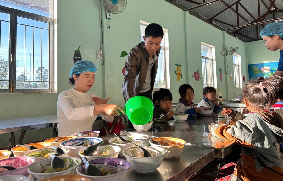 bua-sang-giu-chan-hoc-tro-ngheo-2.jpg