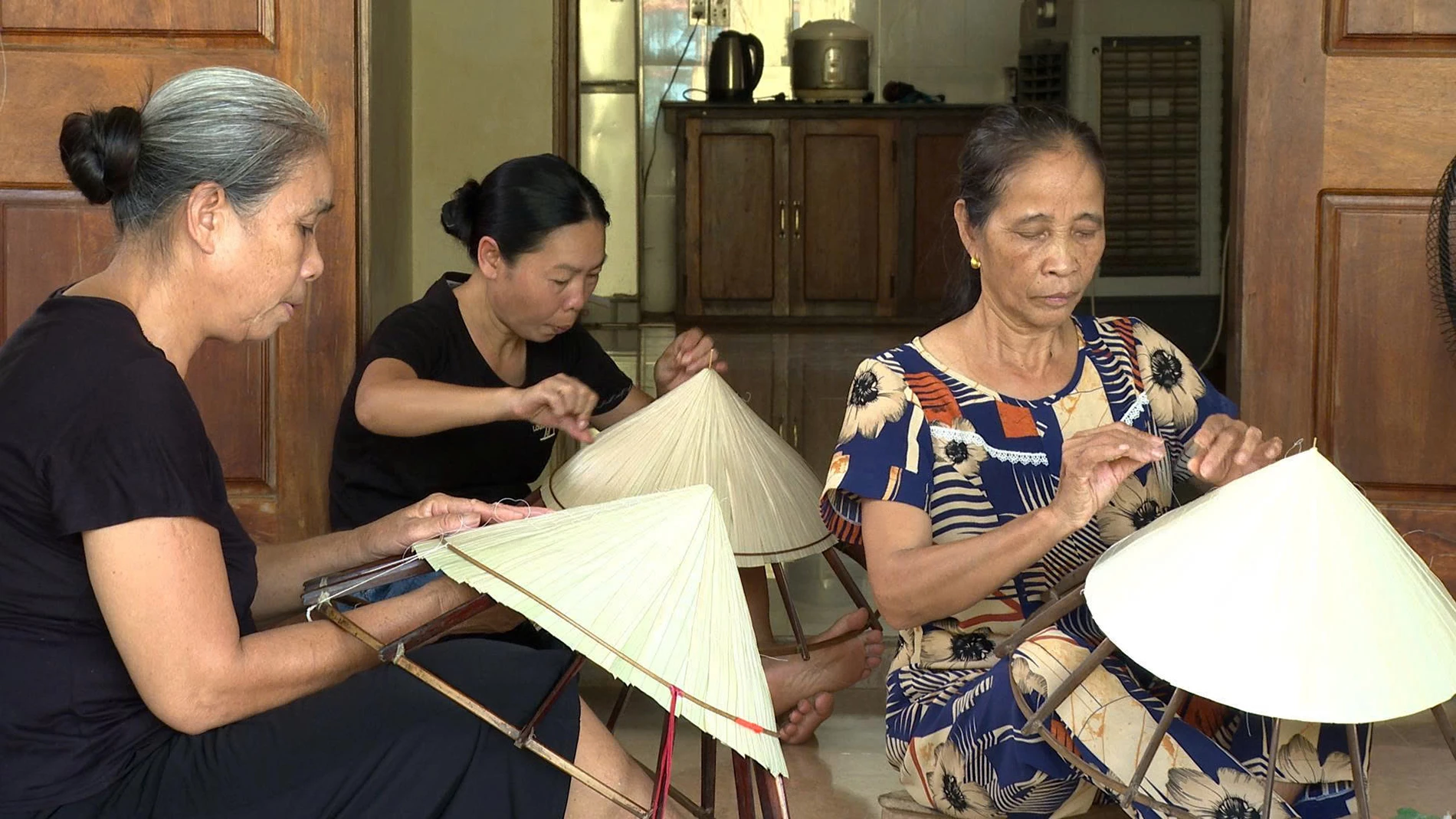 វិជ្ជាជីវៈ​ធ្វើ​មួក​រាង​សាជី​បែប​ប្រពៃណី​រួមចំណែក​បង្កើត​ការងារ​ដល់​កម្មករ​ក្នុង​មូលដ្ឋាន - រូបថត៖ N.H
