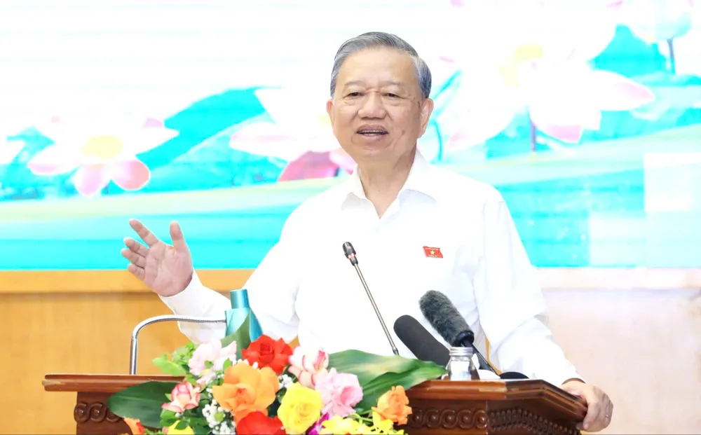 អគ្គលេខាបក្ស To Lam ថ្លែងមតិក្នុងជំនួបជាមួយអ្នកបោះឆ្នោតនៅទីក្រុងហាណូយ នារសៀលថ្ងៃទី២៣ ខែកញ្ញា រូបថត៖ VIET CHUNG