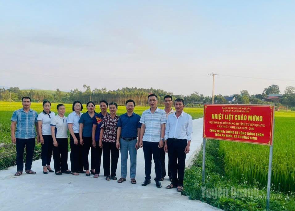 ថ្នាក់ដឹកនាំឃុំ និងប្រជាជនភូមិ An Ninh បានចូលរួមពិធីសម្ពោធផ្លូវបេតុងជនបទ ដើម្បីស្វាគមន៍សមាជិកសភាគ្រប់ជាន់ថ្នាក់។