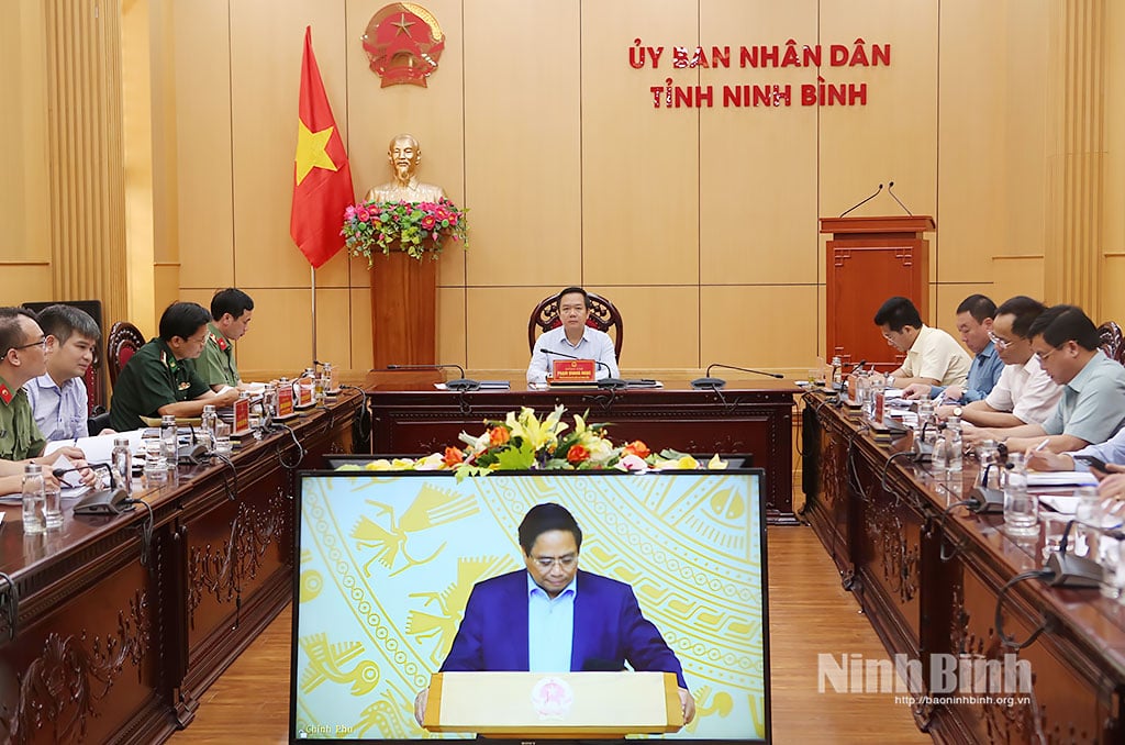 Delegáti se účastní online konference u mostu v provincii Ninh Binh.