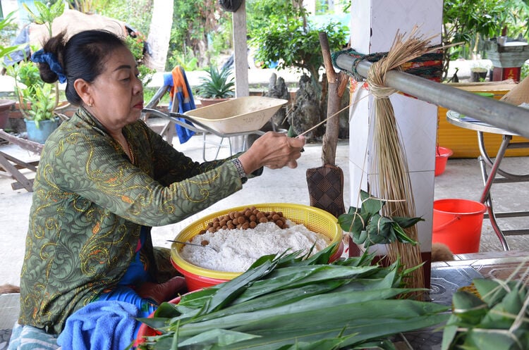 Nghề gói bánh tét, bánh ú lá tre ở Hòa Điền