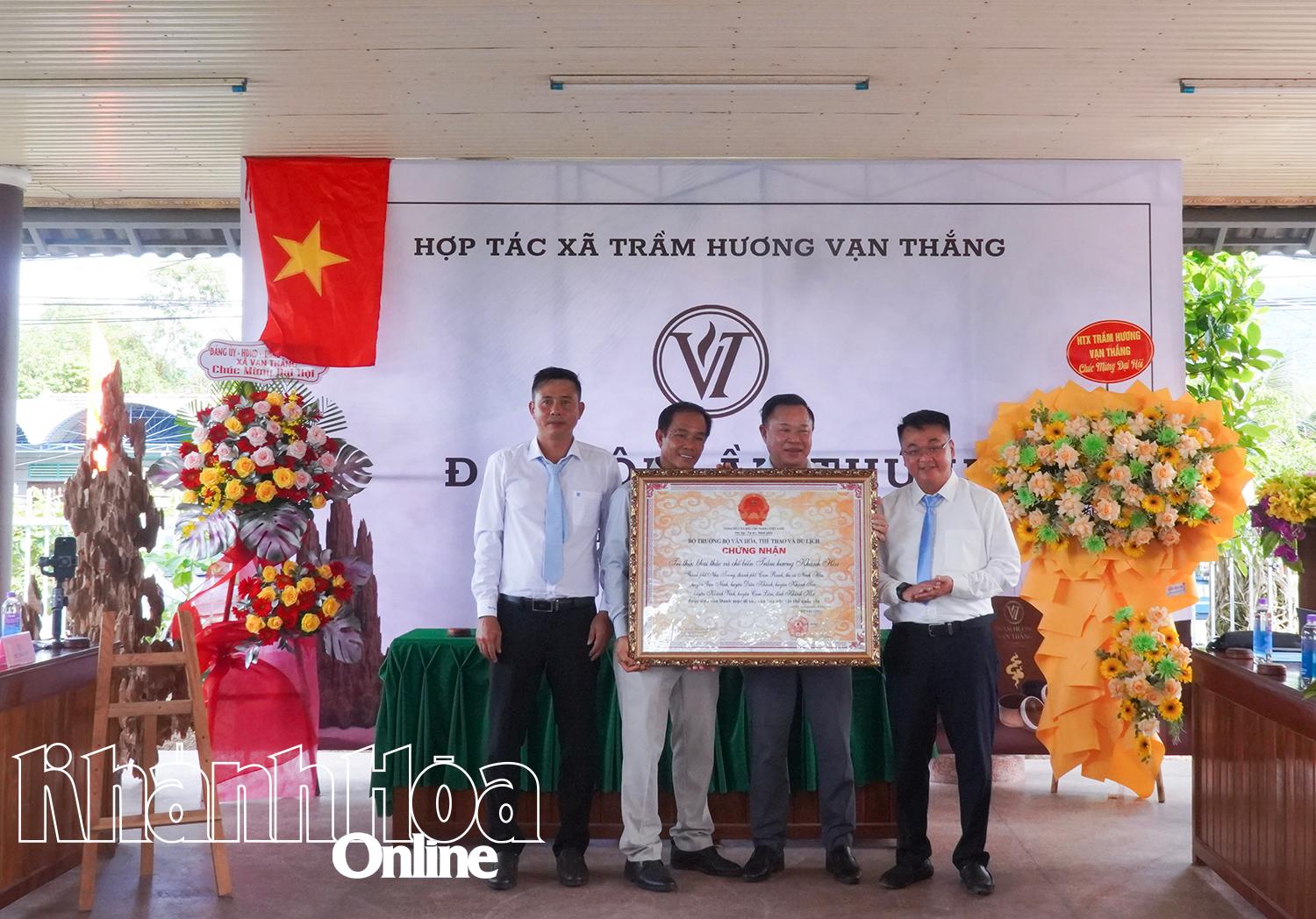 Lãnh đạo Sở Văn hóa, Thể thao và Du lịch trao Chứng nhận  Tri thức khai thác và chế biến Trầm hương Khánh Hòa (thành phố Nha Trang, thành phố Cam Ranh, thị xã Ninh Hòa, huyện Vạn Ninh, huyện Diên Khánh, huyện Cam Lâm) được đưa vào danh mục di sản phi vật thể quốc gia của Bộ Văn hóa, Thể thao và Du lịch cho Hợp tác xã Trầm hương Vạn Thắng.