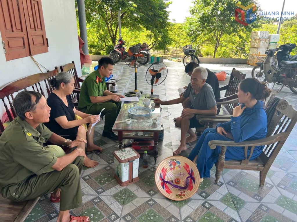 នគរបាលសង្កាត់ An Sinh បានសម្របសម្រួលជាមួយក្រុមគ្រប់គ្រងអ្នកញៀន អ្នកប្រើប្រាស់គ្រឿងញៀន និងអ្នកព្យាបាលស្តារនីតិសម្បទា ដើម្បីផ្សព្វផ្សាយច្បាប់បង្ការគ្រឿងញៀនដល់ប្រជាពលរដ្ឋក្នុងមូលដ្ឋាន។ រូបថត៖ An Sinh Ward Police