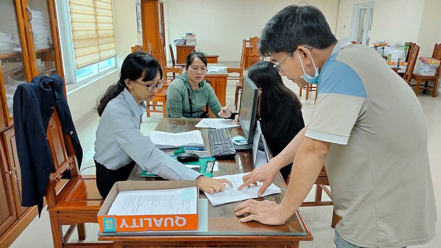 Nhiều hộ kinh doanh và doanh nghiệp đến cơ quan thuế bổ sung thông tin về tình hình hoạt động kinh doanh.