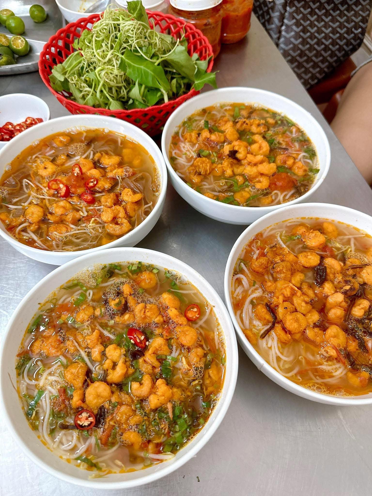 បង្គាក្វាងយ៉េន Quang Ninh Trending.jpg