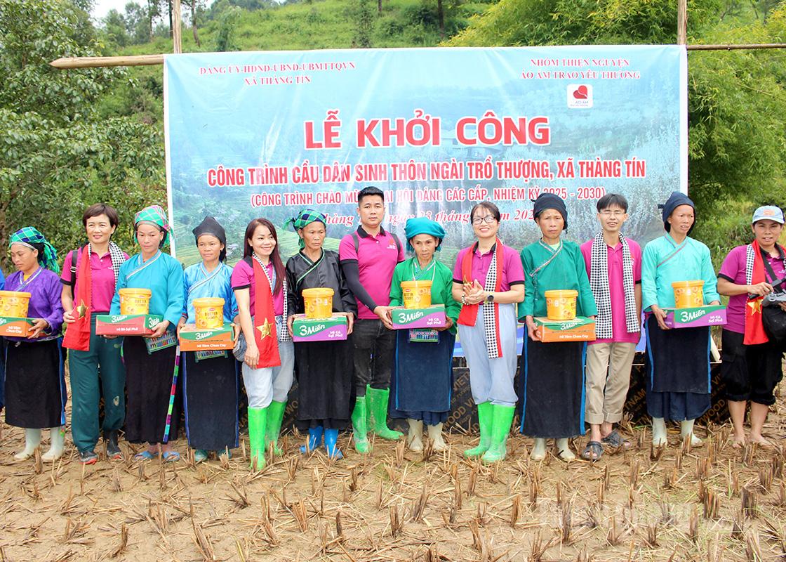 Freiwillige überreichen den Menschen im Dorf Ngai Tro Thuong bei der Grundsteinlegung Geschenke.