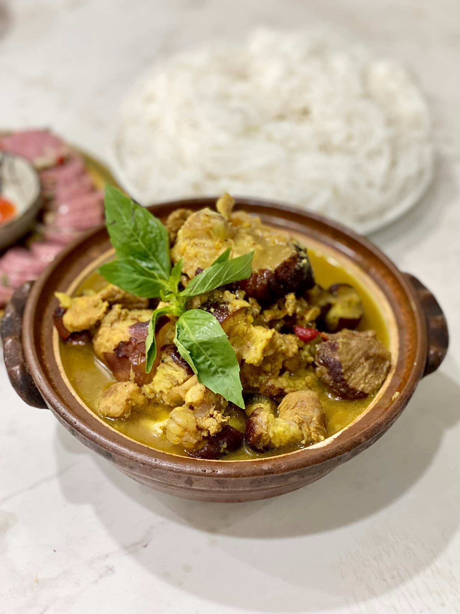 ជើងជ្រូក​ស្ទីល​បែប​ខាងជើង​ជាមួយ​សាច់​ឆ្កែ​ក្លែងក្លាយ Huong Thu.jpg