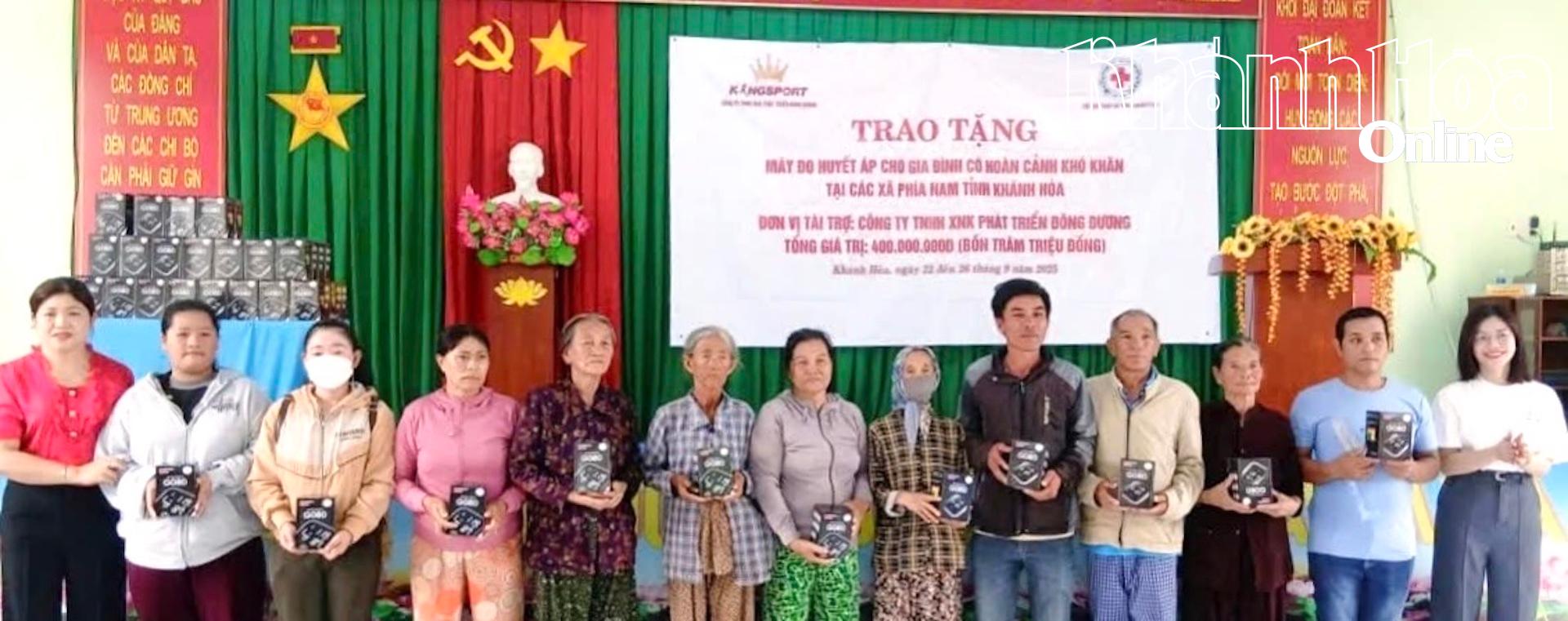 ប្រជាជនឃុំ Phuoc Dinh បានទទួលឧបករណ៍ពិនិត្យសម្ពាធឈាម។