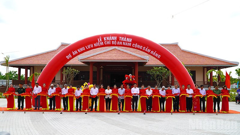 Đại biểu thực hiện nghi thức khánh thành Khu lưu niệm Chi bộ An Nam Cộng sản Đảng.