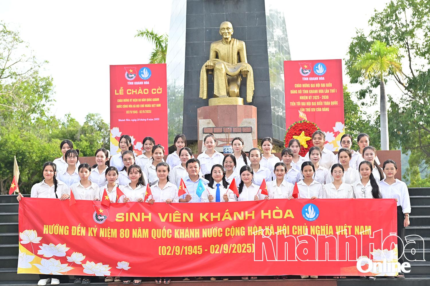 សម្ព័ន្ធយុវជនខេត្ត-សមាគមនិស្សិតវៀតណាមនៃខេត្តបានរៀបចំពិធីគោរពទង់ជាតិ អុជធូប និងសកម្មភាពដឹងគុណនៅទីបញ្ចុះសព Hon Dung Martyrs ។