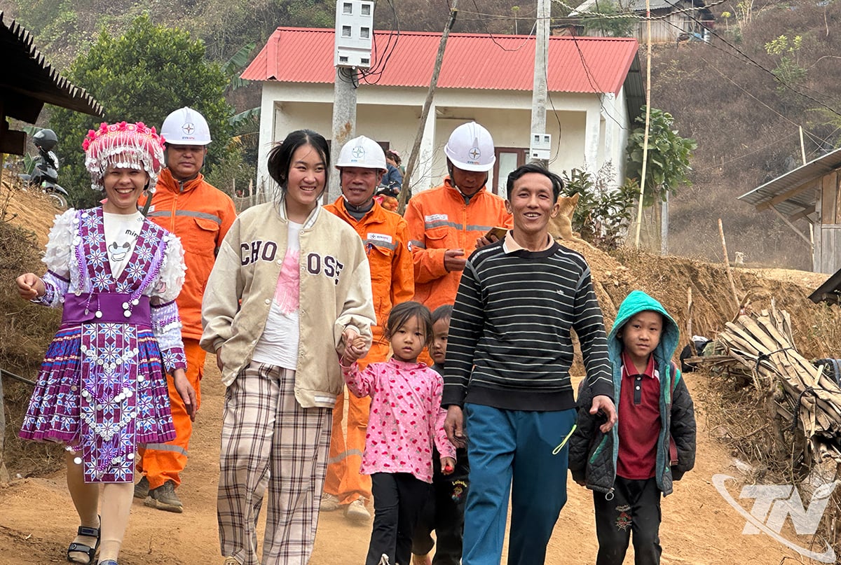 ភាពសប្បាយរីករាយរបស់ប្រជាពលរដ្ឋនៅភូមិលួងពូ ឃុំហៀបលិច ពេលមានបណ្តាញអគ្គិសនីជាតិ។