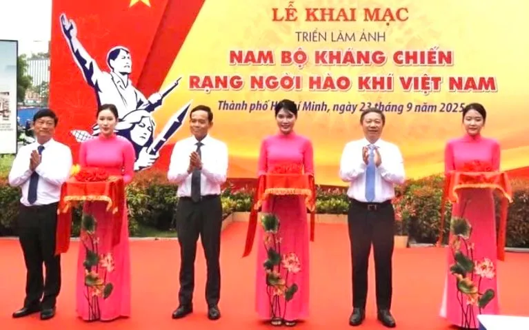 Bí thư Thành ủy TP Hồ Chí Minh - Trần Lưu Quang - cắt băng khai mạc triển lãm