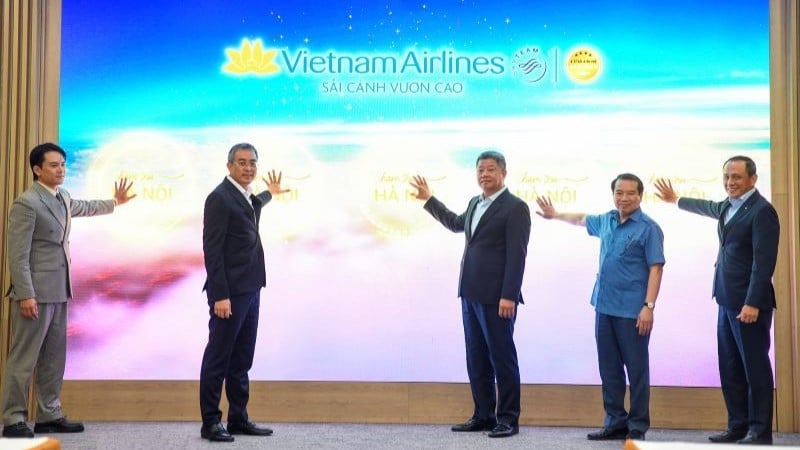Các đại biểu thực hiện nghi thức khởi động chiến dịch “Chạm thu Hà Nội”.