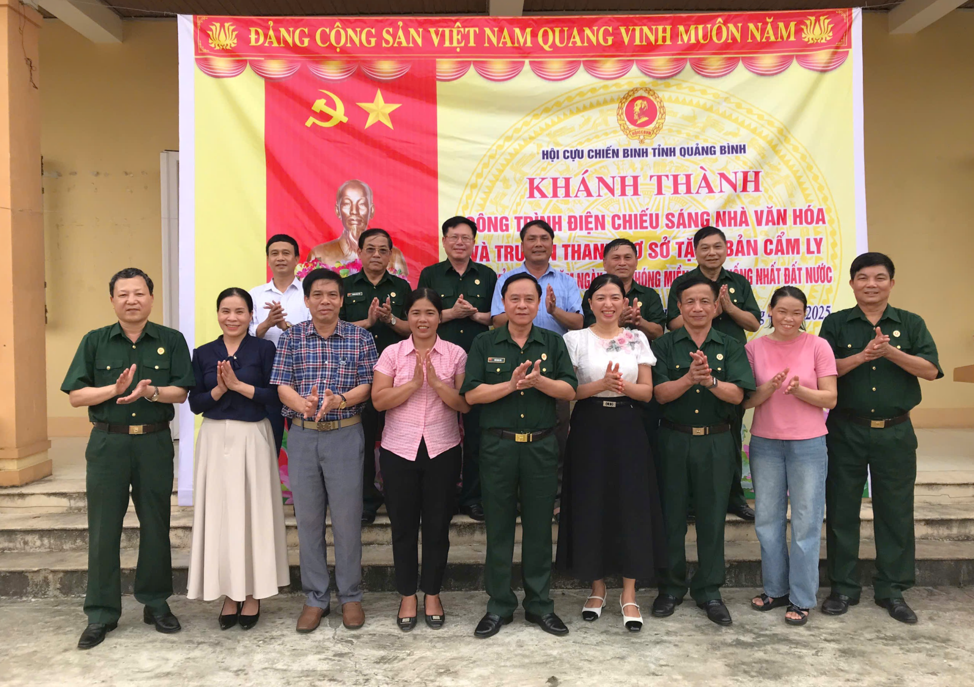 ថ្នាក់ដឹកនាំសមាគមអតីតយុទ្ធជនខេត្ត បង្ហាញគម្រោងភ្លើង និងប្រព័ន្ធផ្សព្វផ្សាយដល់ភូមិ Cam Ly ឃុំ Ngan Thuy ស្រុក Le Thuy (ចាស់) ដែលបច្ចុប្បន្នជាឃុំ Kim Ngan ខេត្ត Quang Tri - រូបថត៖ T.V.T