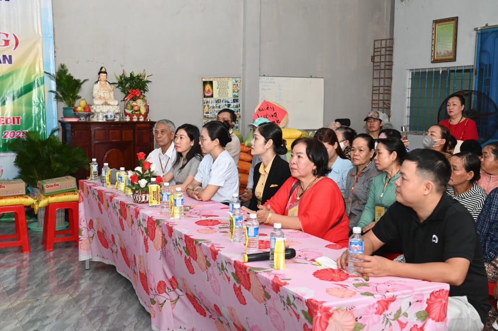 Các đại biểu dự lễ khai mạc phiên chợ