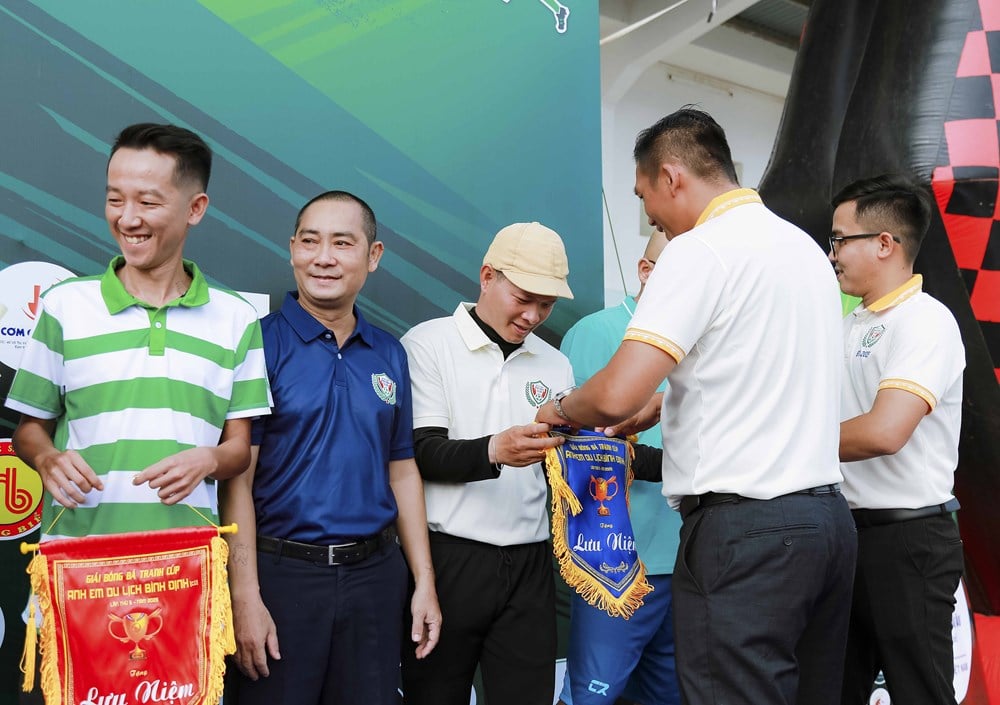 អត្តពលិកជាង 90 នាក់បានចូលរួមការប្រកួតបាល់ទាត់បងប្អូនទេសចរណ៍ Binh Dinh លើកទី 5 (ចាស់) - រូបថត 2
