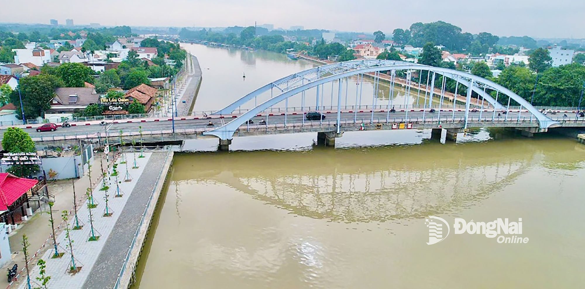 The Dong Nai River Reinforcement Embankment Project from Phuoc Lu Communal House to the residential area along Rach Cat River will complete construction at the end of May 2025. Photo: Pham Tung 