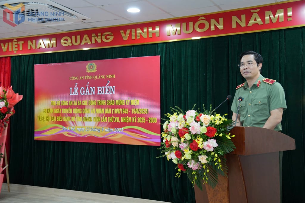 លោកឧត្តមសេនីយ៍ទោ Tran Van Phuc ប្រធាននាយកដ្ឋាននគរបាលខេត្ត បានមានប្រសាសន៍ក្នុងពិធីបំពាក់គ្រឿងឥស្សរិយយស។
