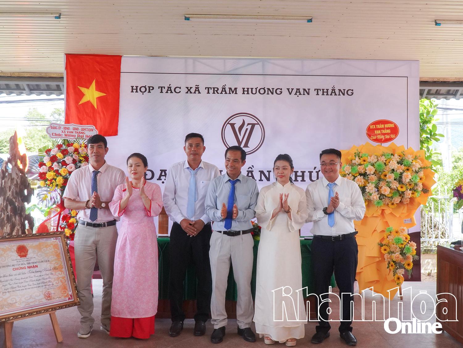 Hội đồng quản trị và Ban kiểm soát Hợp tác xã Trầm hương Vạn Thắng nhiệm kỳ mới ra mắt đại hội.
