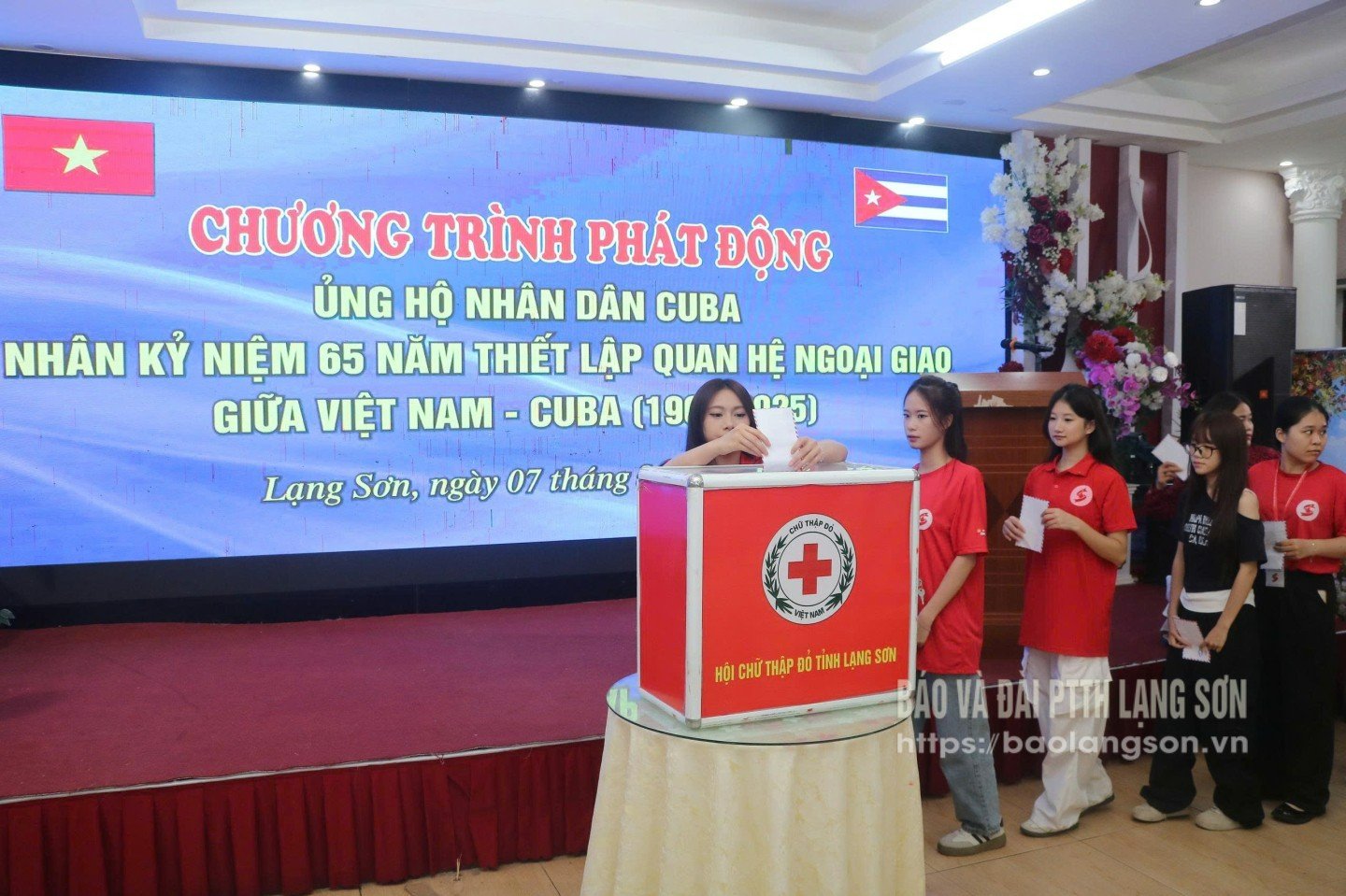 Các tình nguyện viên tham gia ủng hộ Nhân dân Cuba tại chương trình sơ kết công tác hiến máu tình nguyện 6 tháng đầu năm và tổng kết công tác tình nguyện viên Hành trình Đỏ năm 2025