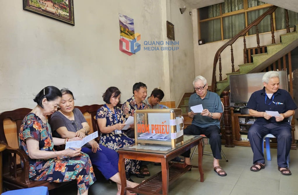 ຫວອດ​ຮົງ​ກາ​ຍ​ໄດ້​ແຈກ​ຢາຍ​ບັດ​ສະ​ແດງ​ຄວາມ​ເຫັນ​ຂອງ​ປະ​ຊາ​ຊົນ​ກ່ຽວ​ກັບ​ການ​ປ່ຽນ​ຊື່​ຄຸ້ມ​ບ້ານ​ໃນ​ເຂດ. ພາບ: ມິນຮຽນ
