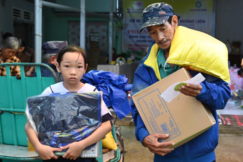 Hộ dân có hoàn cảnh khó khăn vơi niềm vui được nhận quà