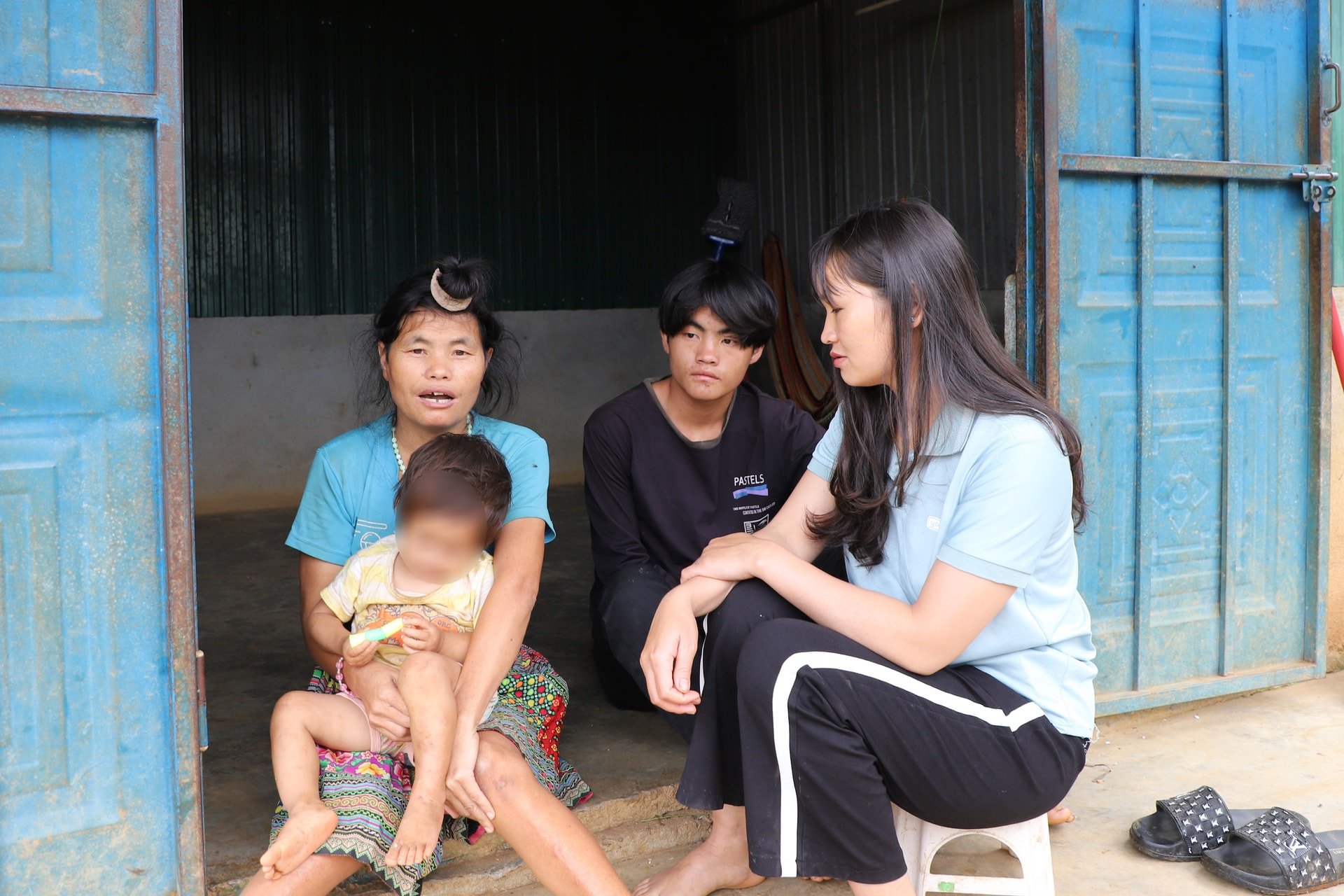 អ្នកស្រី ផាង ធីលី (ឆ្វេង) មានកូន ៥ នាក់ ប៉ុន្តែ​គ្មាន​អ្នក​ណា​ម្នាក់​បាន​ចុះ​ឈ្មោះ​នៅ​ឡើយ​ទេ។