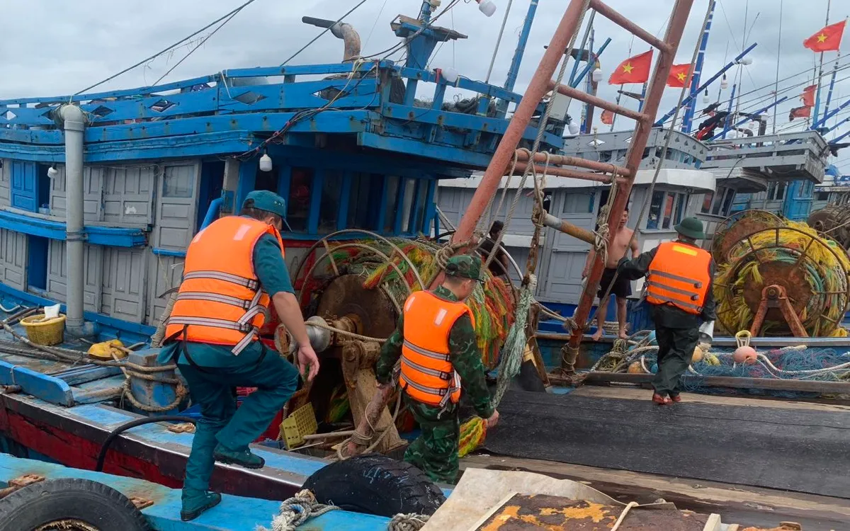Bảo đảm an toàn đối với tàu thuyền hoạt động trên biển, ven biển.